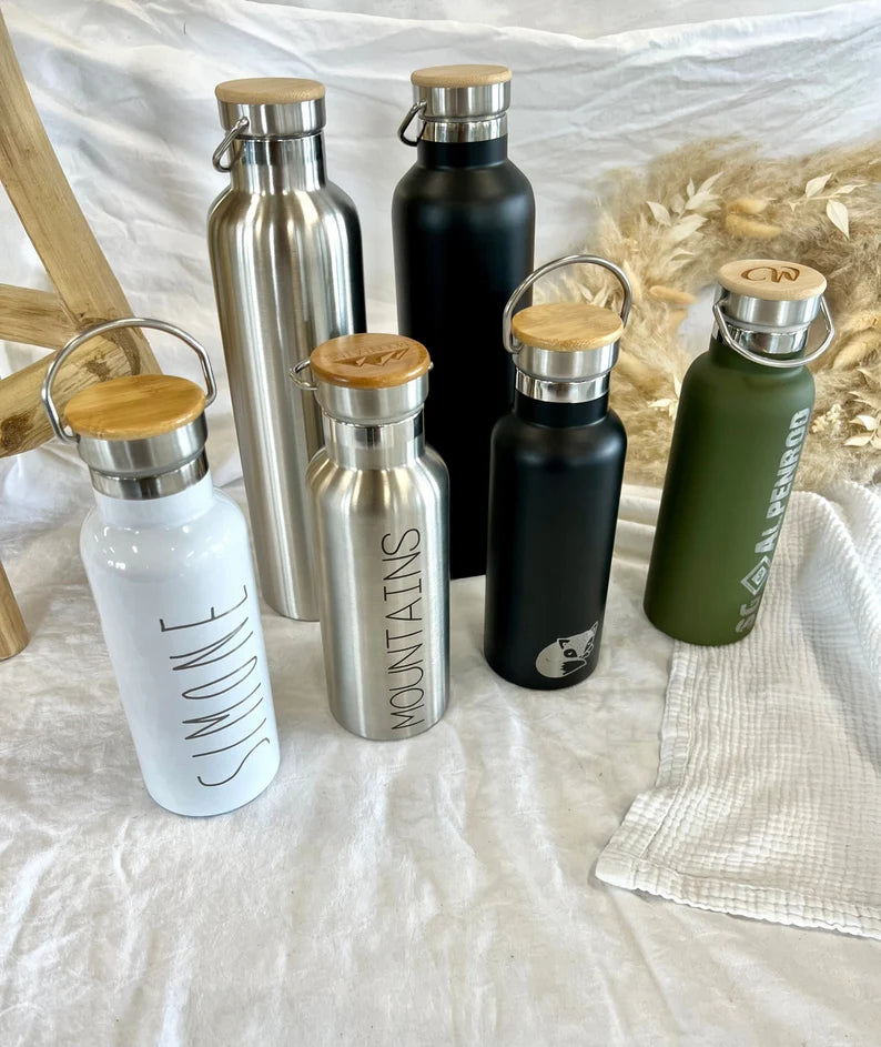 Trinkflasche Edelstahl mit Bambusdeckel schwarz, weiß, silber, grau oder olivgrün - Personalisiert